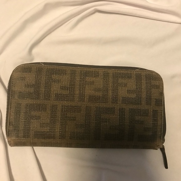 Fendi wallet . Item is authentic - Picture 1 of 3